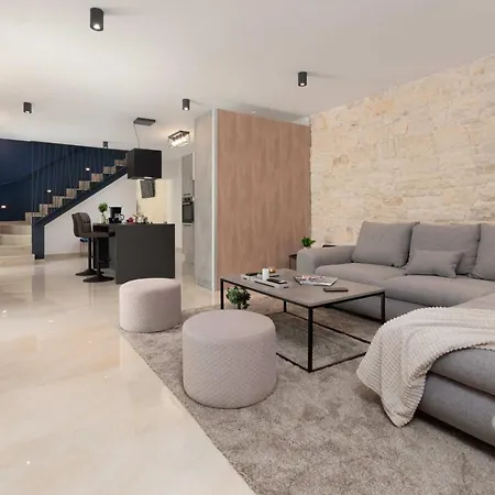 Simone Designer, Modern And Heritage Mix, Umzaunt, Buro Holiday home