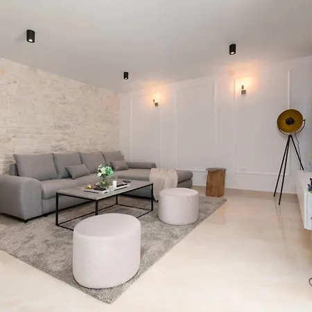 Simone Designer, Modern And Heritage Mix, Umzaunt, Buro Holiday home Tinjan