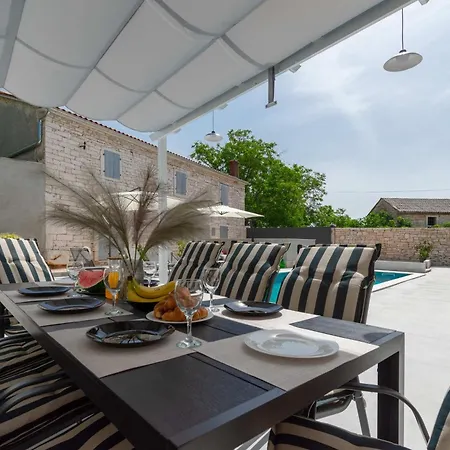 Simone Designer, Modern And Heritage Mix, Umzaunt, Buro Holiday home