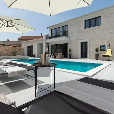 Simone Designer, Modern And Heritage Mix, Umzaunt, Buro * Tinjan