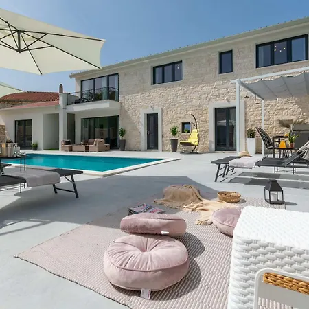 Simone Designer, Modern And Heritage Mix, Umzaunt, Buro Holiday home