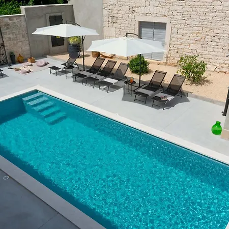Simone Designer, Modern And Heritage Mix, Umzaunt, Buro Holiday home *