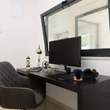 Holiday home Simone Designer, Modern And Heritage Mix, Umzaunt, Buro *