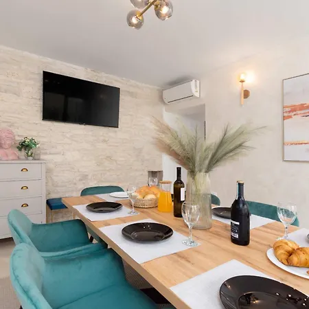 Simone Designer, Modern And Heritage Mix, Umzaunt, Buro Holiday home Tinjan