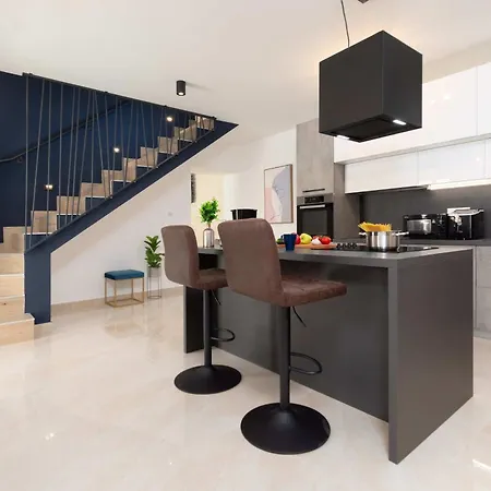 Simone Designer, Modern And Heritage Mix, Umzaunt, Buro * Tinjan