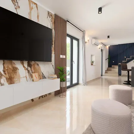 Simone Designer, Modern And Heritage Mix, Umzaunt, Buro Holiday home