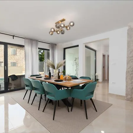 Simone Designer, Modern And Heritage Mix, Umzaunt, Buro Holiday home *