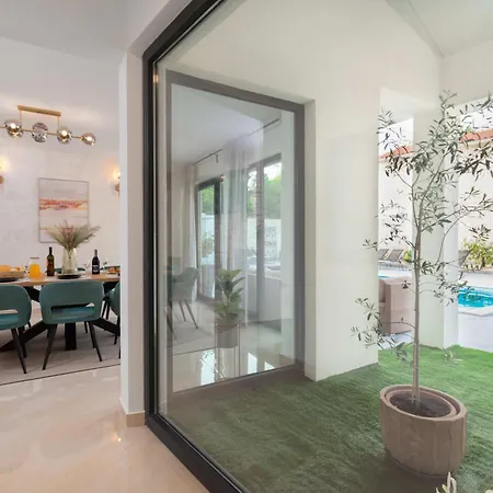 Simone Designer, Modern And Heritage Mix, Umzaunt, Buro * Tinjan