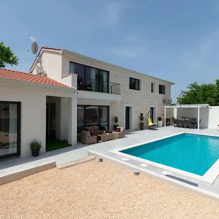 Simone Designer, Modern And Heritage Mix, Umzaunt, Buro Holiday home *