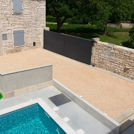 Holiday home Simone Designer, Modern And Heritage Mix, Umzaunt, Buro Tinjan