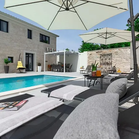 Simone Designer, Modern And Heritage Mix, Umzaunt, Buro Holiday home