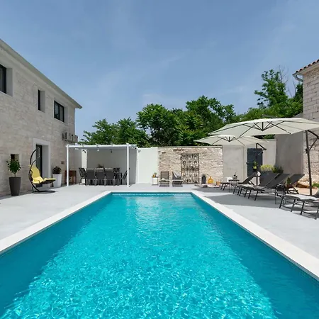 Simone Designer, Modern And Heritage Mix, Umzaunt, Buro Holiday home *