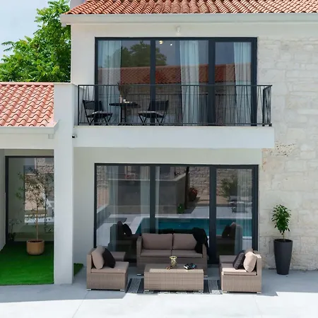 Holiday home Simone Designer, Modern And Heritage Mix, Umzaunt, Buro Tinjan