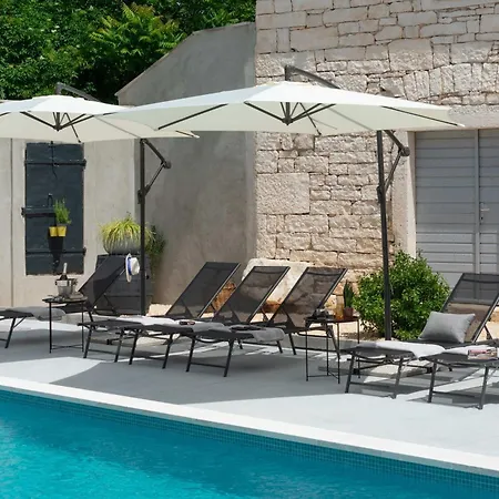 Simone Designer, Modern And Heritage Mix, Umzaunt, Buro Holiday home *