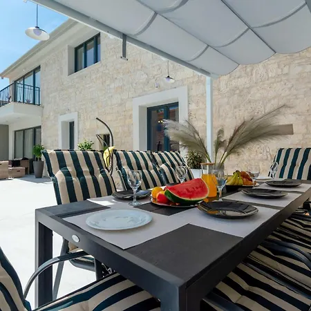 Simone Designer, Modern And Heritage Mix, Umzaunt, Buro Holiday home