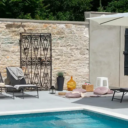 Simone Designer, Modern And Heritage Mix, Umzaunt, Buro Holiday home *