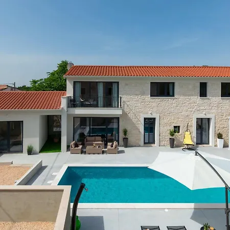 Simone Designer, Modern And Heritage Mix, Umzaunt, Buro Σπίτι διακοπών Tinjan
