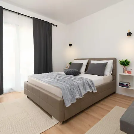 Simone Designer, Modern And Heritage Mix, Umzaunt, Buro * Tinjan